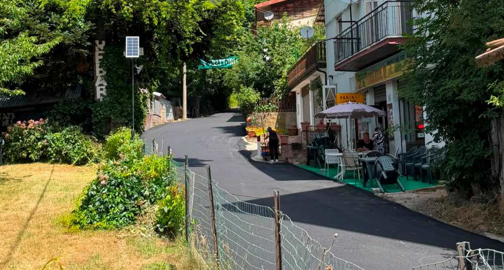 Casali del Manco, proseguono gli interventi di manutenzione stradale: completata la bitumazione di via Cesare Curcio a Lorica