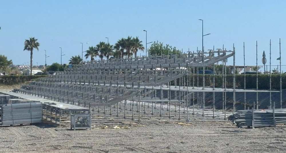 Arena dei Cedri, cantiere a ritmo serrato sul lungomare: sale l’attesa per Giorgia