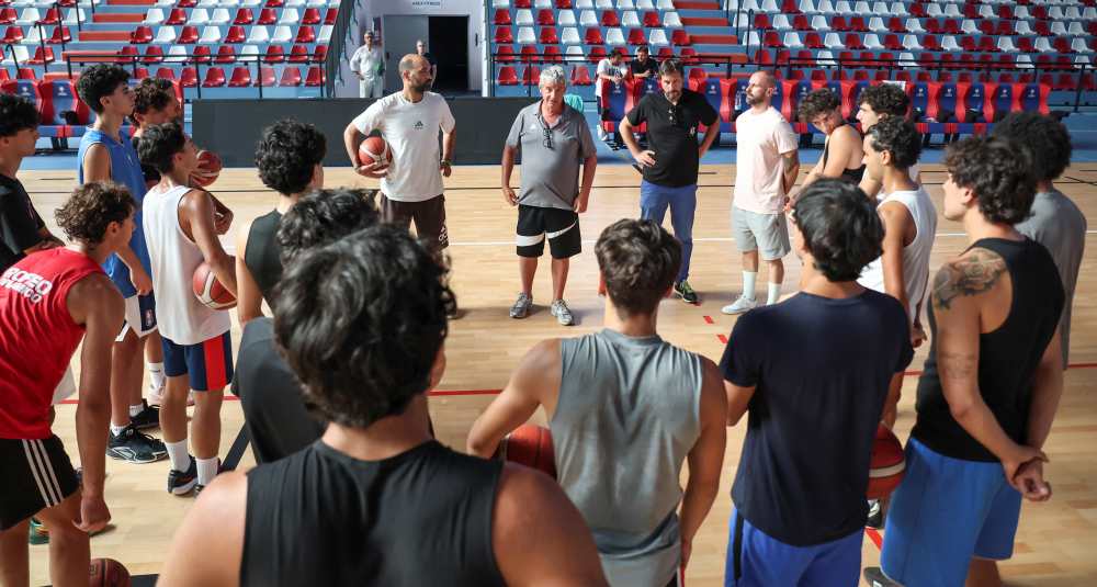Sergio Carolillo si prende la Pirossigeno Cosenza Basket: prima sgambatura con i giovani sul parquet del PalaPirossigeno