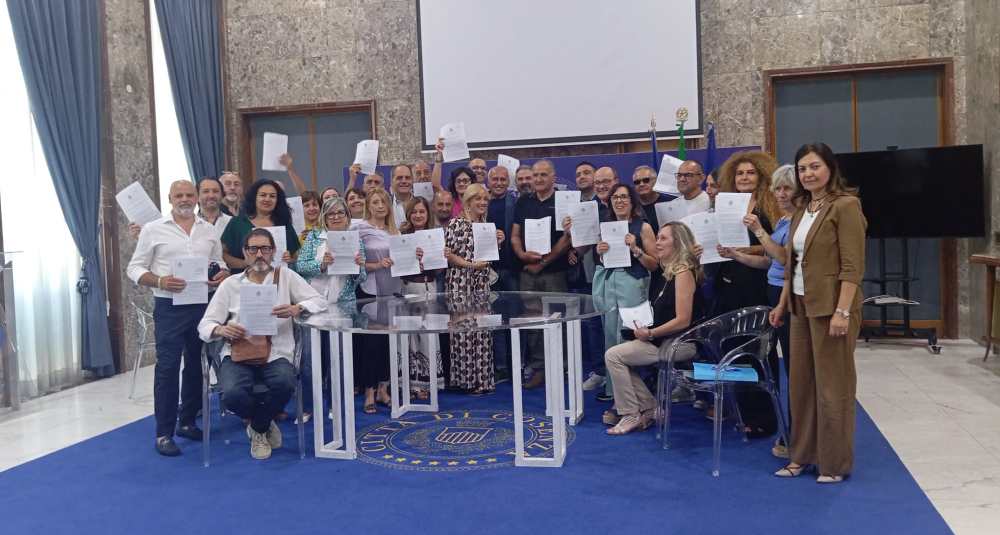 Stabilizzazione dei Tis a Cosenza, Caruso firma i contratti: “Giornata storica contro il precariato”