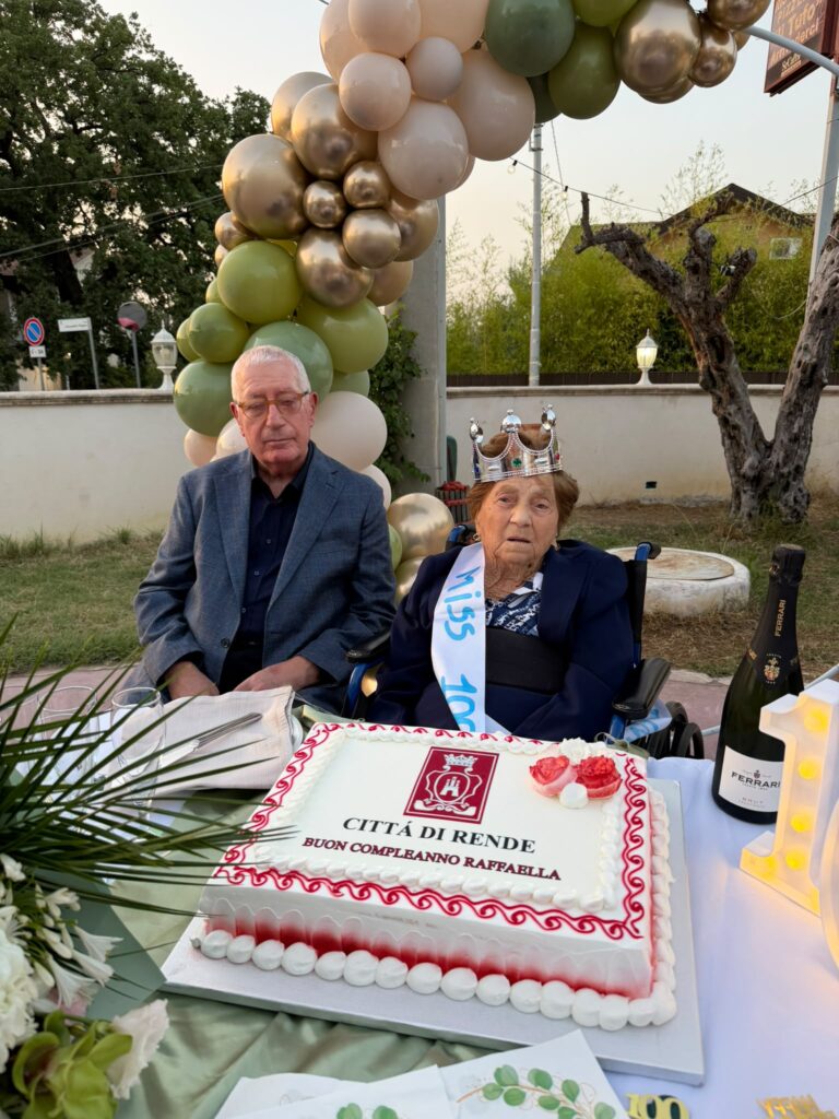 Nonna Raffaella Orrico insieme al sindaco di Rende, Sandro Principe