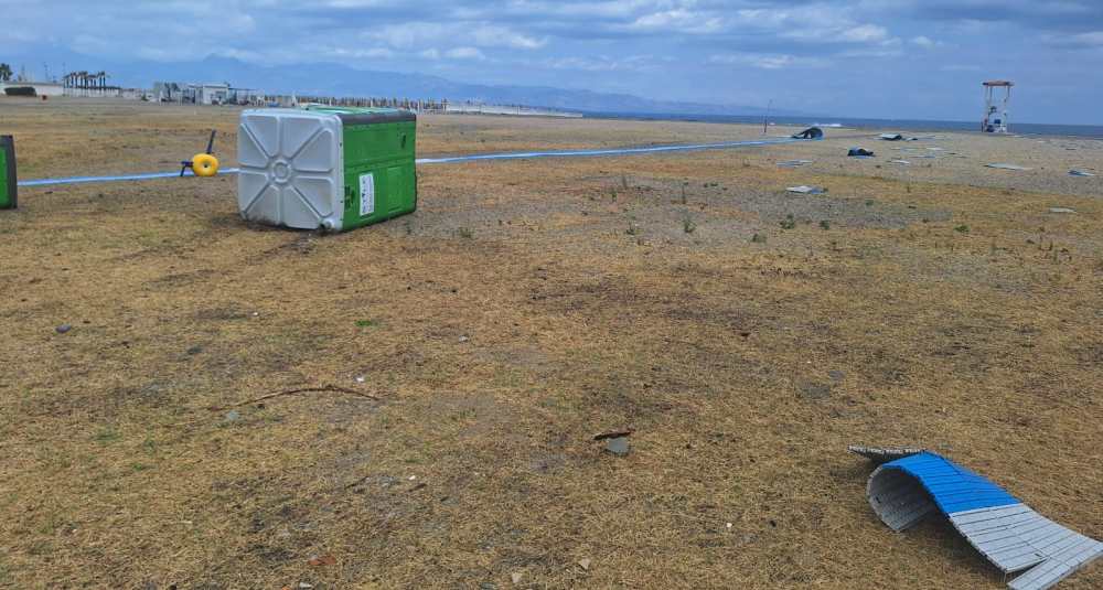 Una tromba d’aria colpisce il litorale di Schiavonea: distrutta la postazione di salvamento nell’area Bandiera Blu