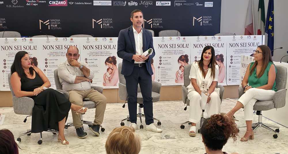 Disagio perinatale e depressione post-partum: la proposta di legge del PD per sostenere le madri calabresi. Alecci: “Un atto dovuto”