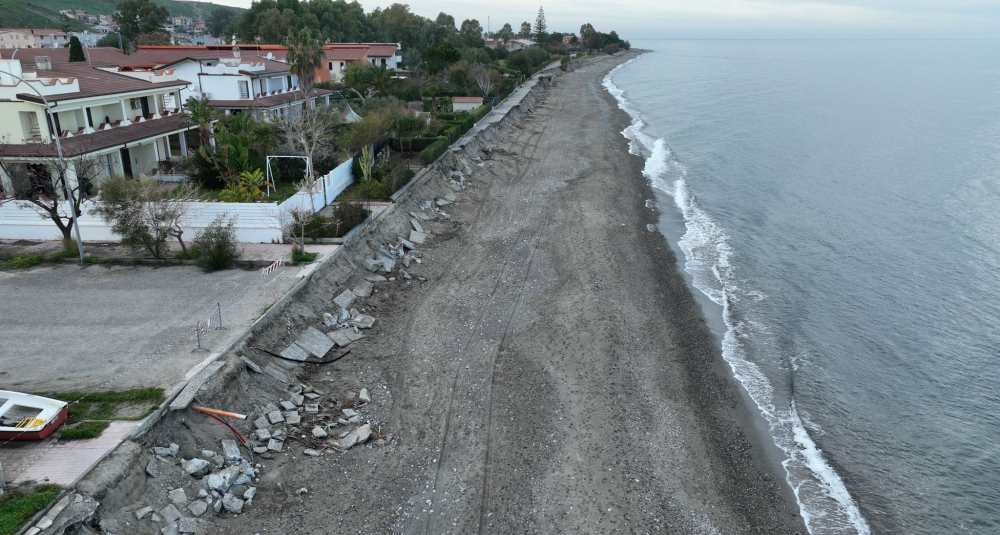 Calopezzati, Fratelli d’Italia a Giudiceandrea: “Ruspe in spiaggia e troppe bugie”