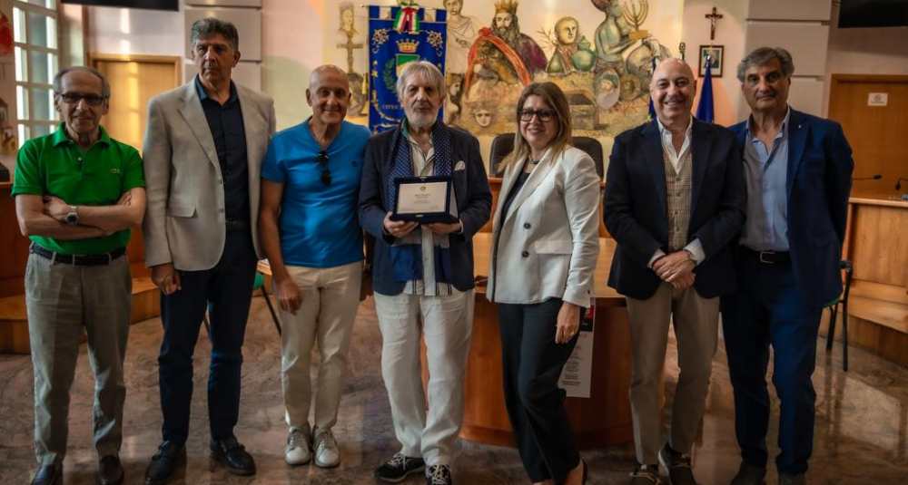 Cosenza riabbraccia lo scrittore Sergio Barletta: presentato a Palazzo dei Bruzi il romanzo “Metropolitan Gigolò”