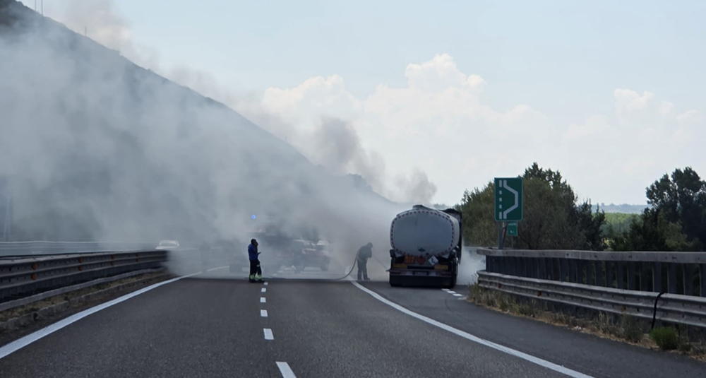 A2, autocisterna di carburante a fuoco: paura in autostrada