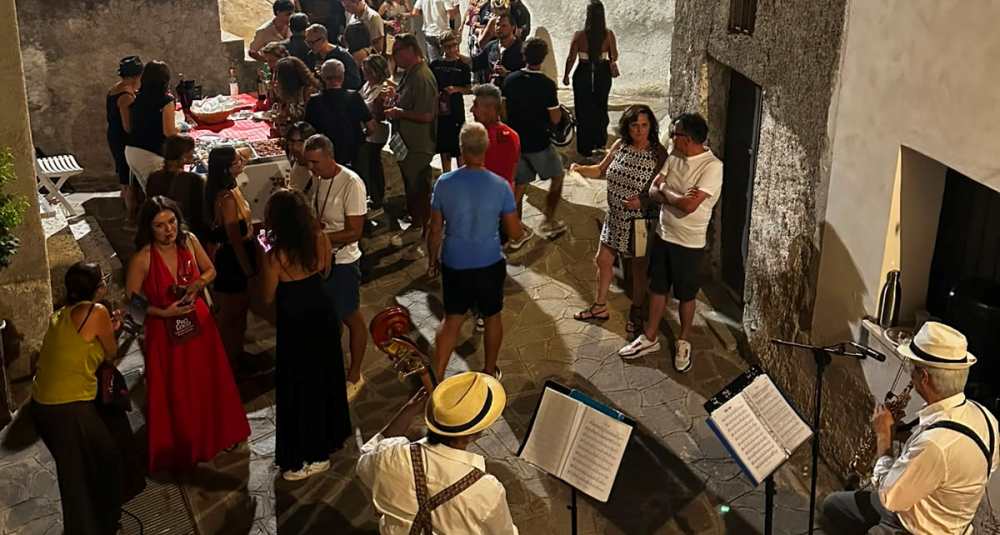 Calopezzati, il centro storico si trasforma in un fiume di persone: trionfo per “Calici sotto le Stelle”