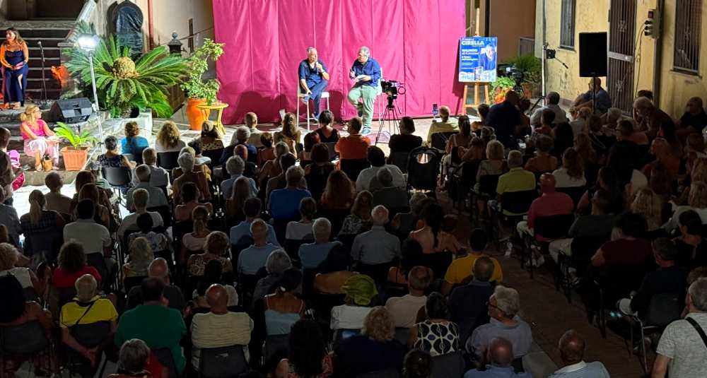 Cirella, successo per Maurizio de Giovanni: piazza gremita per la rassegna “Estate a Cirella – Tra Arte e Cultura”