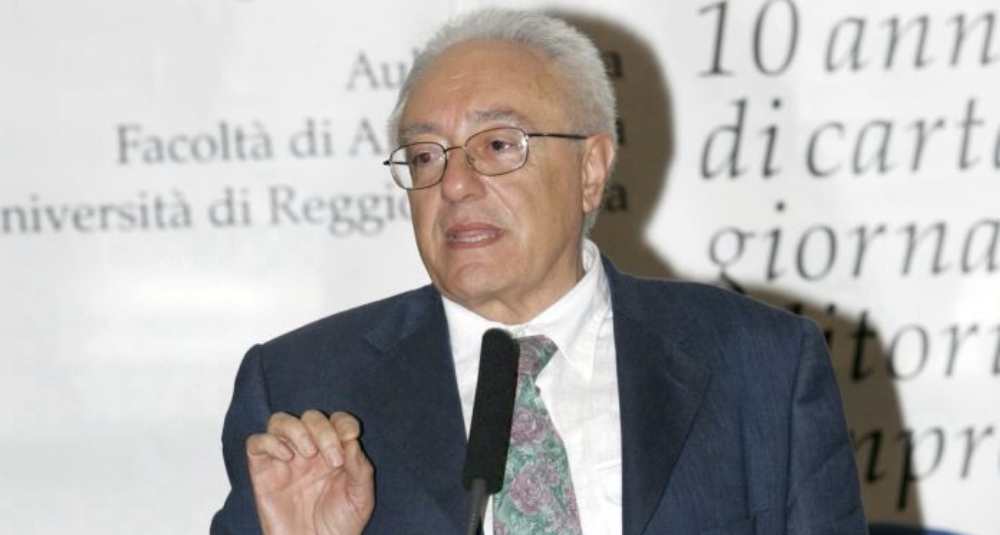 Cosenza piange Ennio Simeone, il cordoglio del Sindaco Franz Caruso: “Perdita grave per il giornalismo italiano”