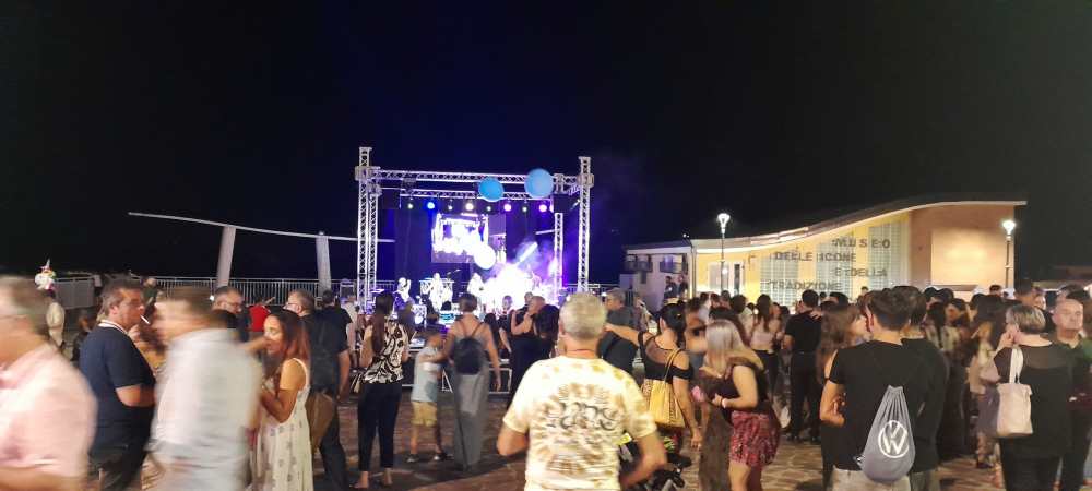 Frascineto, Piazza Albania fa il pieno di presenze per gli eventi dell’estate comunale