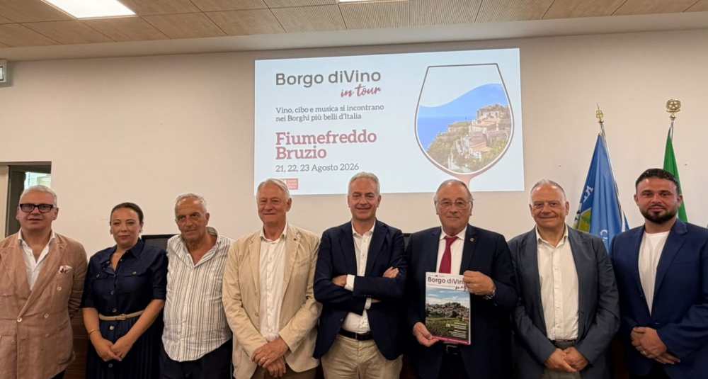 Gallo presenta Borgo diVino in Tour a Fiumefreddo Bruzio: “Dal 21 al 23 agosto vino, cibo e cultura per raccontare la Calabria”