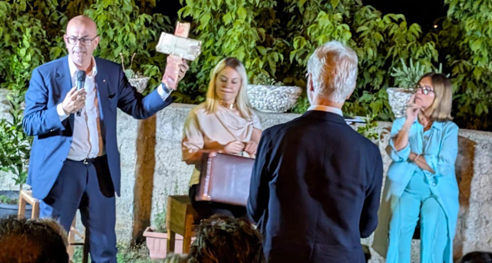 La Croce di Cutro all’Associazione “Fiumefreddo nel Cuore”: il dono di Francesco Napoli