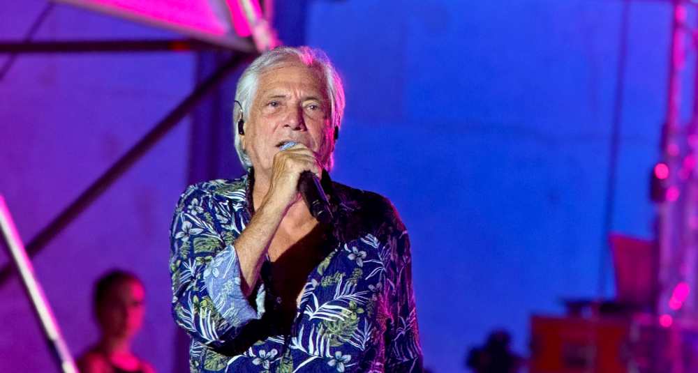Cirella canta e si emoziona: la magia di Nino D’Angelo al “Teatro dei Ruderi”