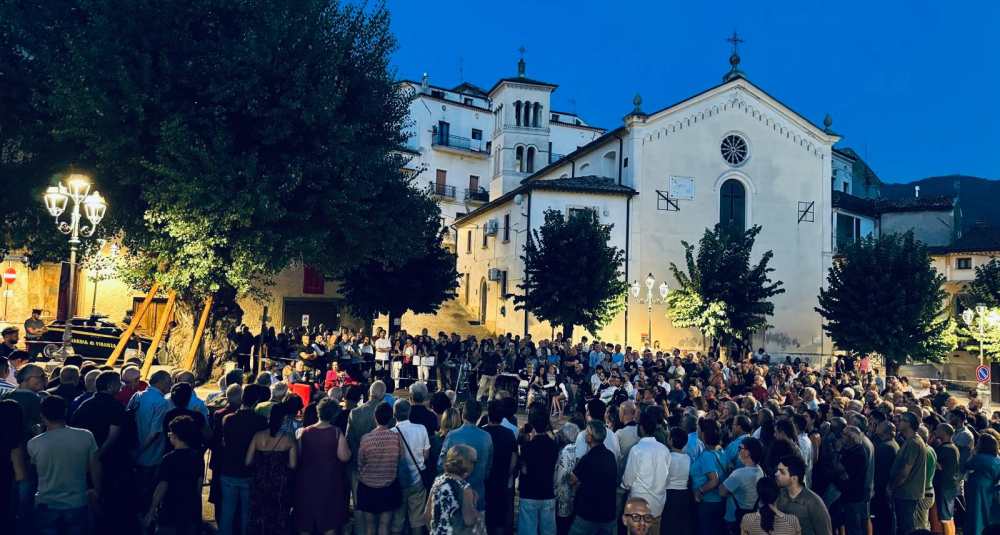 Grande successo a Casali del Manco per la Notte della Legalità: Piazza Vittorio Veneto piena per ascoltare Nicola Gratteri