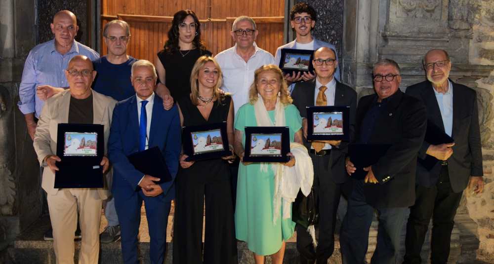 Longobucco, consegnati i premi “Monsignor De Capua” 2026