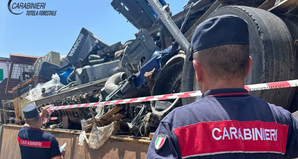 Tortora, blitz dei Carabinieri Forestali: sequestrato complesso industriale per rifiuti illeciti