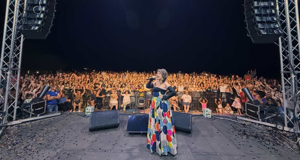 Villapiana Lido, successone per il Cartoon Festival con Cristina D’Avena: spiaggia strapiena di famiglie