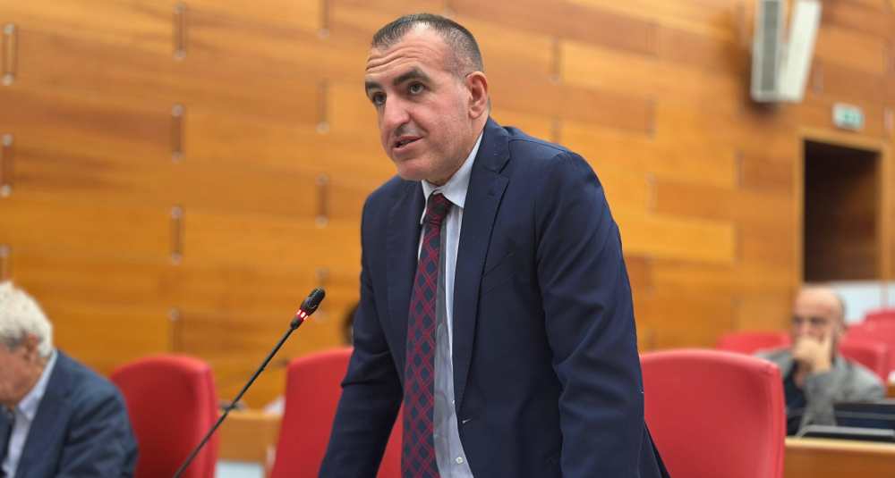Vincenzo Paldino torna nella sua Acri per presentare il libro “Controvento”
