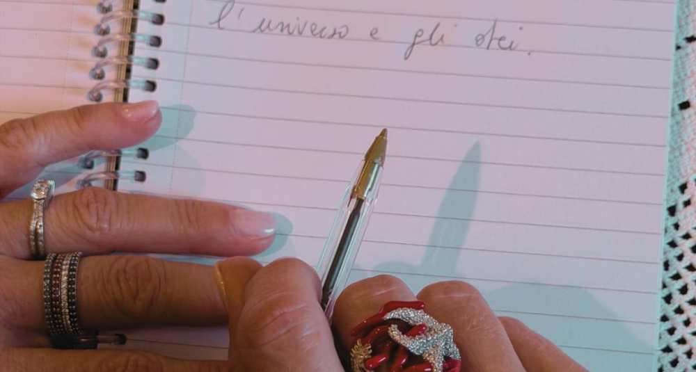 Nell’era dell’intelligenza artificiale, scrivere a mano è un esercizio di Libertà