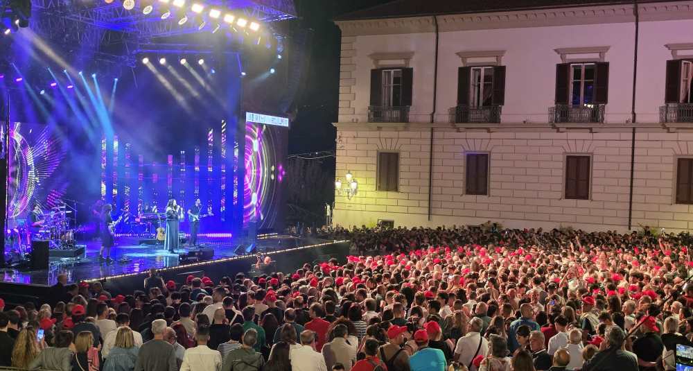 Cosenza protagonista in prima serata su Rai 2: mercoledì 5 agosto va in onda il tributo a Rino Gaetano registrato in piazza XV Marzo