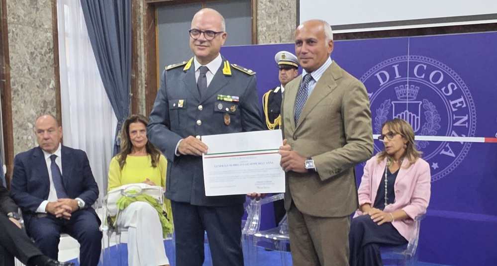 Civica Benemerenza al Generale Dell’Anna: Cosenza premia il Comandante della Finanza