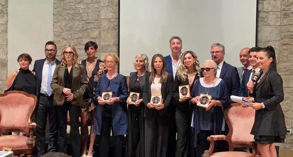 La Calabria brilla al premio “Donna d’Italia 2026”: trionfano Matilde Lanzino e la giornalista Caterina Bruno