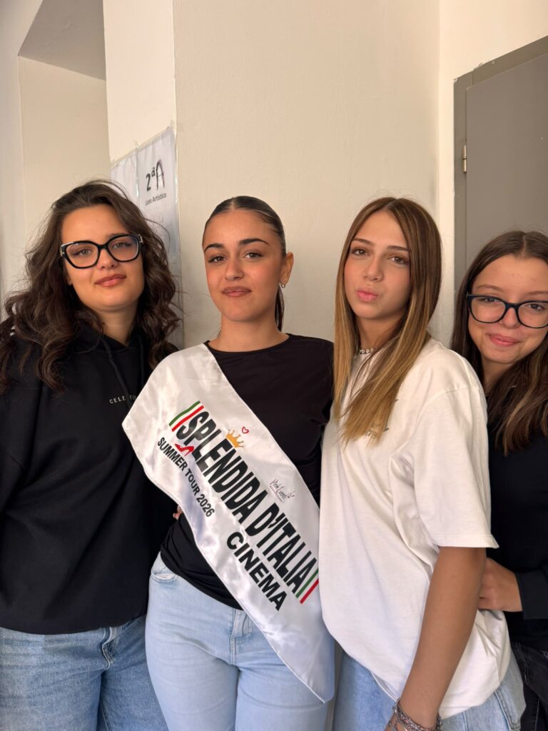 Luzzi Alessandra Carolei insieme alle compagne di scuola