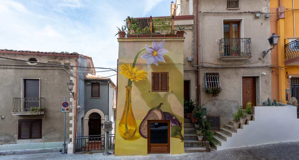 Rogliano, nuovi murales con Gulìa Urbana: Giacomo Marinaro racconta la rinascita del borgo