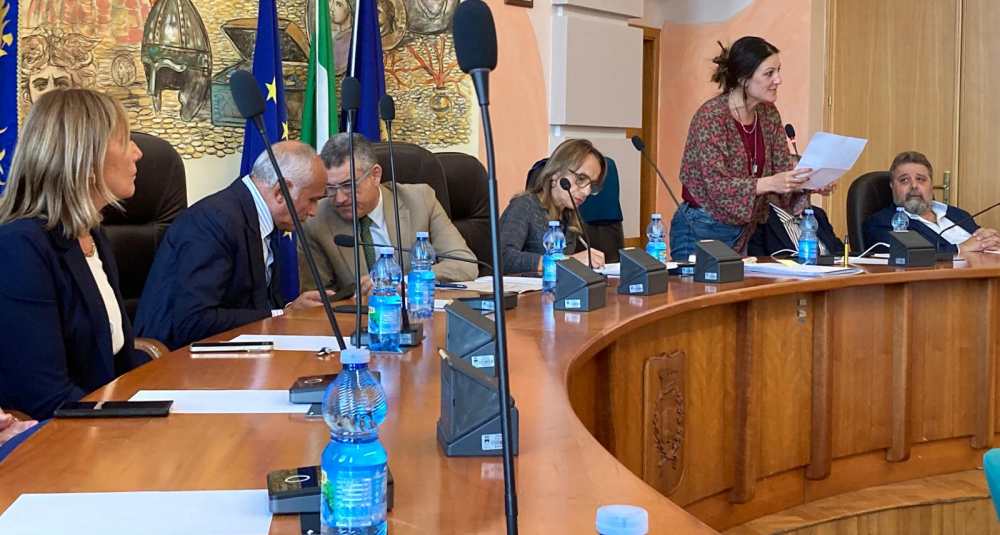 Consiglio comunale di Cosenza: via libera alla pace fiscale e nuovo regolamento per i centri anziani
