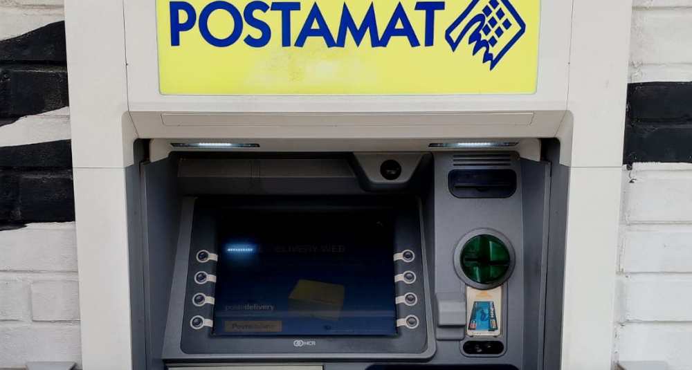 Altomonte, il bancomat di Poste Italiane è fuori uso da tre settimane: proteste nel borgo cosentino