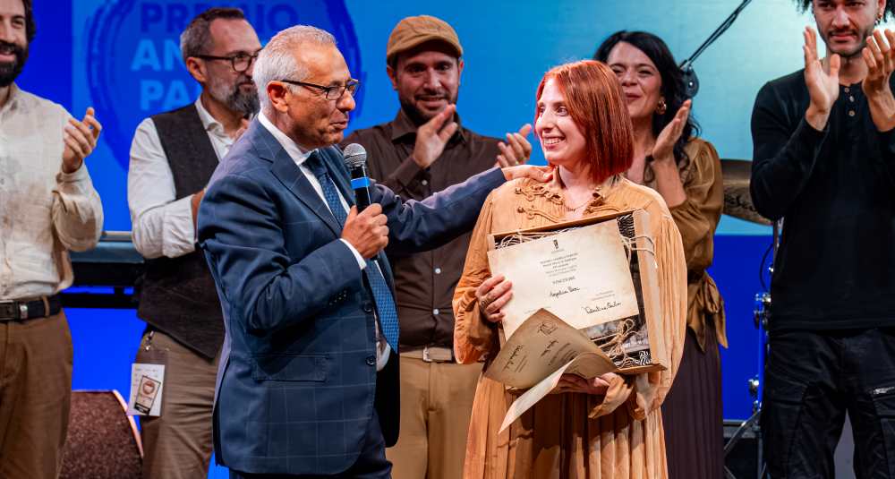 Rogliano esulta, la cantautrice Angelica Perri vince il Premio Andrea Parodi 2026: trionfo per la world music calabrese