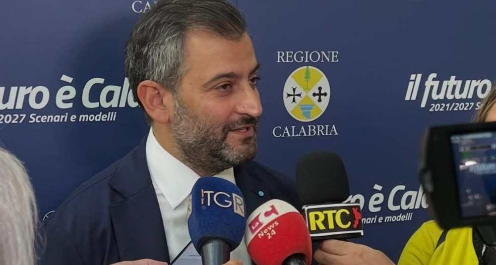 Caregiver familiari, Angelo Brutto (FdI) applaude il sì alla Camera: “Fino a 400 euro al mese e smart working per chi assiste i fragili”