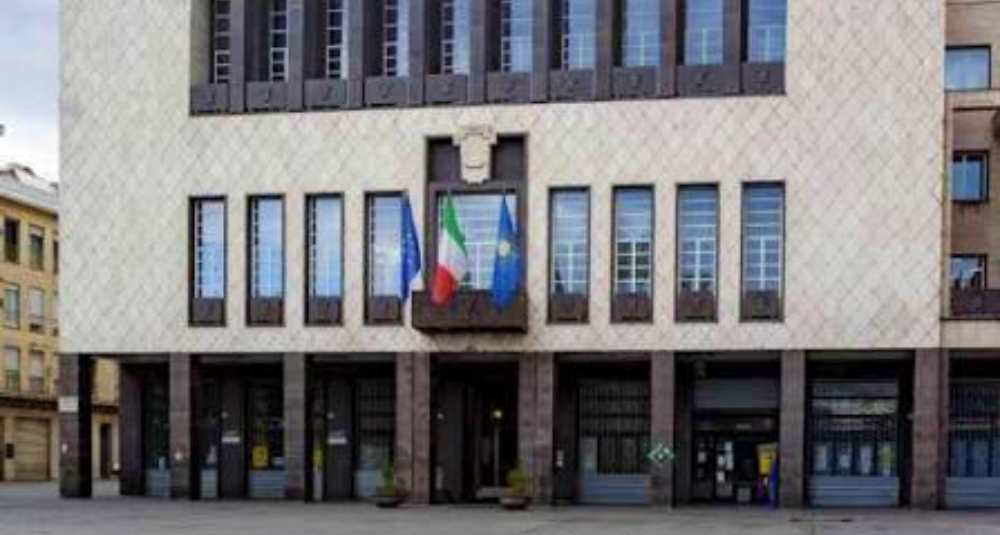 Crisi a Palazzo dei Bruzi, l’opposizione compatta contro la maggioranza: “L’azzeramento delle deleghe è la certificazione di un fallimento”
