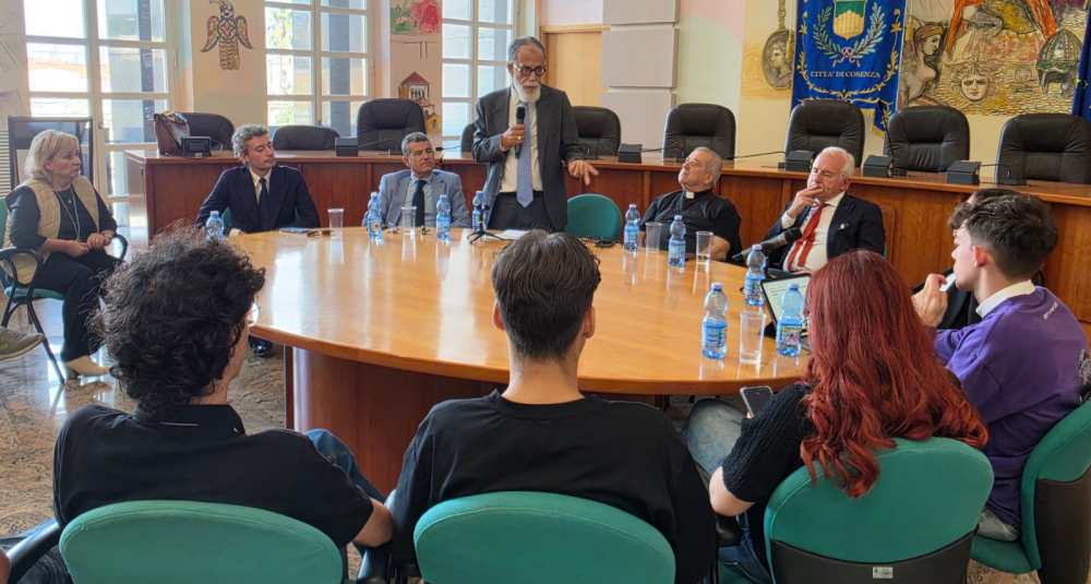 Cosenza chiama alla pace: a Palazzo dei Bruzi le nuove generazioni a confronto con istituzioni e Chiesa