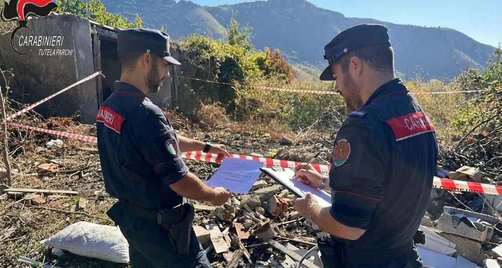 Abbandono e rogo illecito di rifiuti nel Parco del Pollino: denunciato un uomo a Papasidero