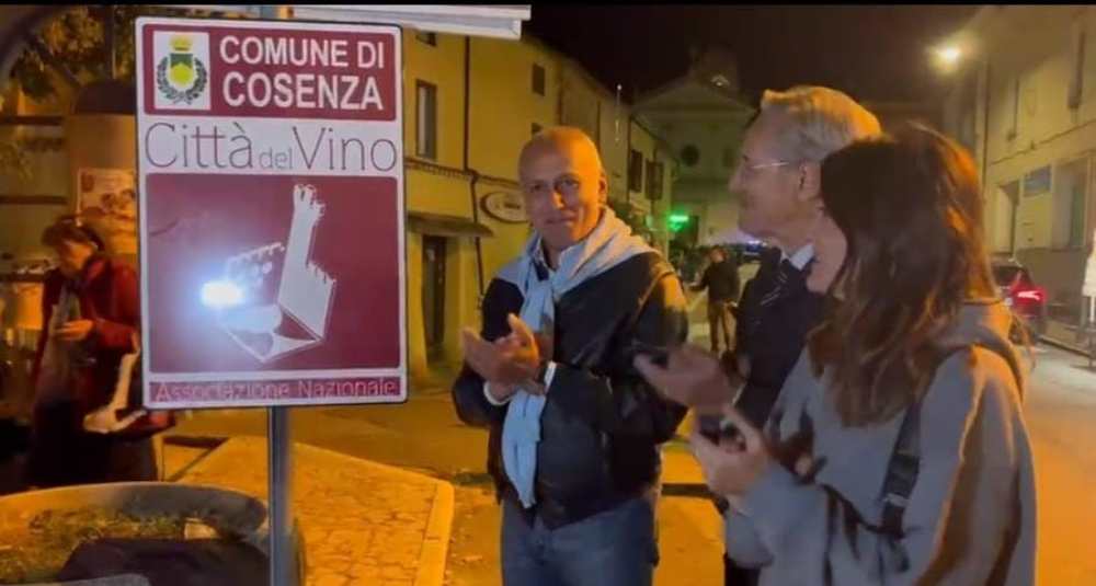 Cosenza, trionfo a Donnici per la Sagra dell’Uva e del Vino: il maltempo non ferma la festa