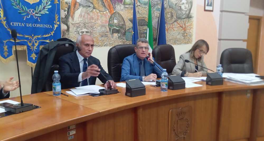 Variazione di bilancio approvata a Cosenza, Caruso e Mazzuca: “Ampio consenso e sostegno all’azione amministrativa”