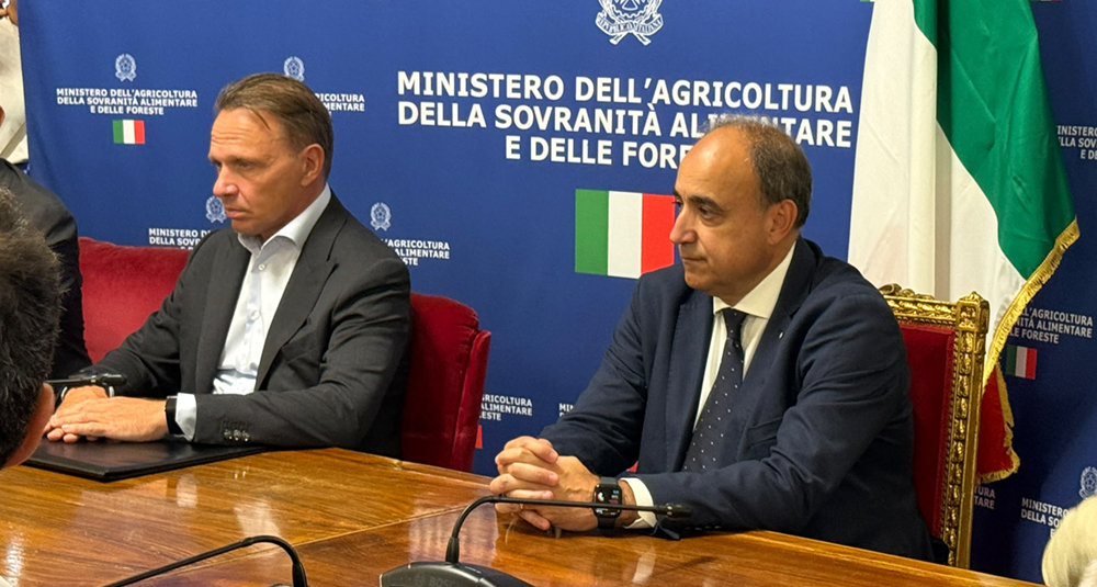 Il presidente di Coldiretti Calabria, Franco Aceto, insieme al ministro dell'Agricoltura, Francesco Lollobrigida