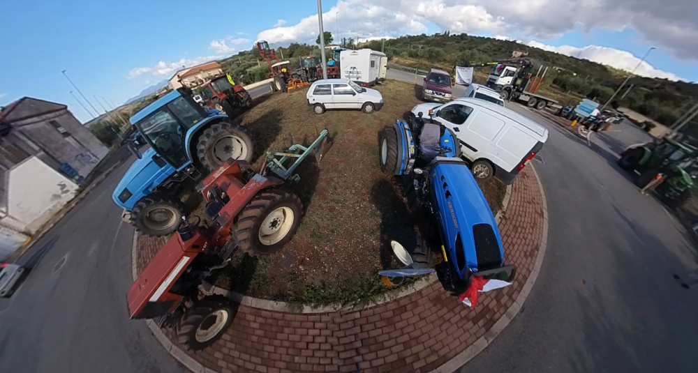 La solitudine della terra cosentina: la protesta dei trattori contro il caro gasolio e il silenzio dei sindacati