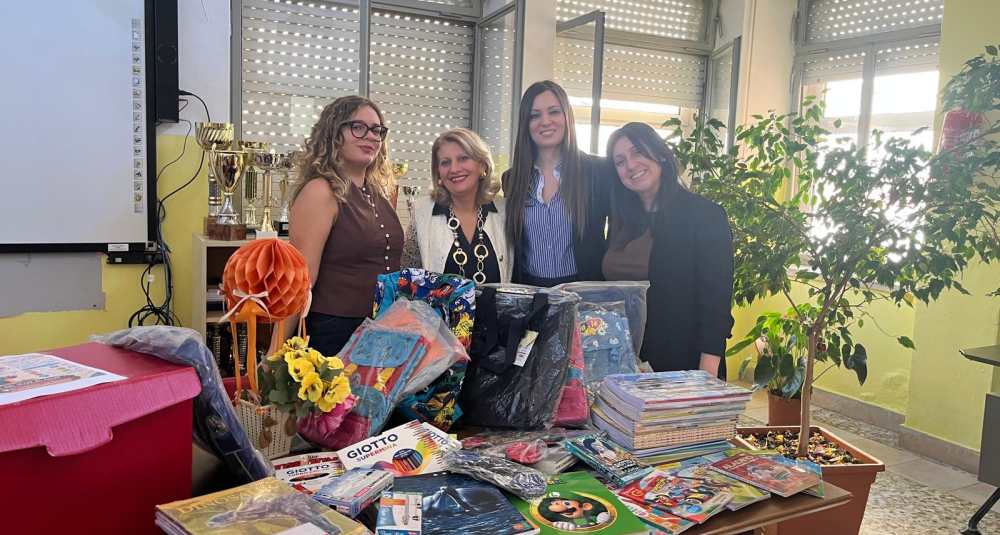 “Matita dopo Matita”: Rotary e Rotaract donano materiale scolastico all’Istituto Comprensivo di Mandatoriccio
