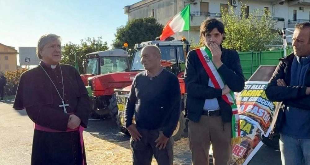 “Voi siete gli angeli della terra”: Mons. Francesco Savino al fianco di agricoltori e autotrasportatori