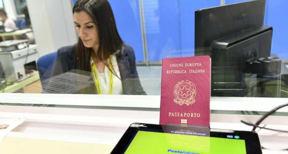 Passaporti negli uffici postali, superata quota 300mila richieste: ad agosto registrato il record con quasi 17mila documenti