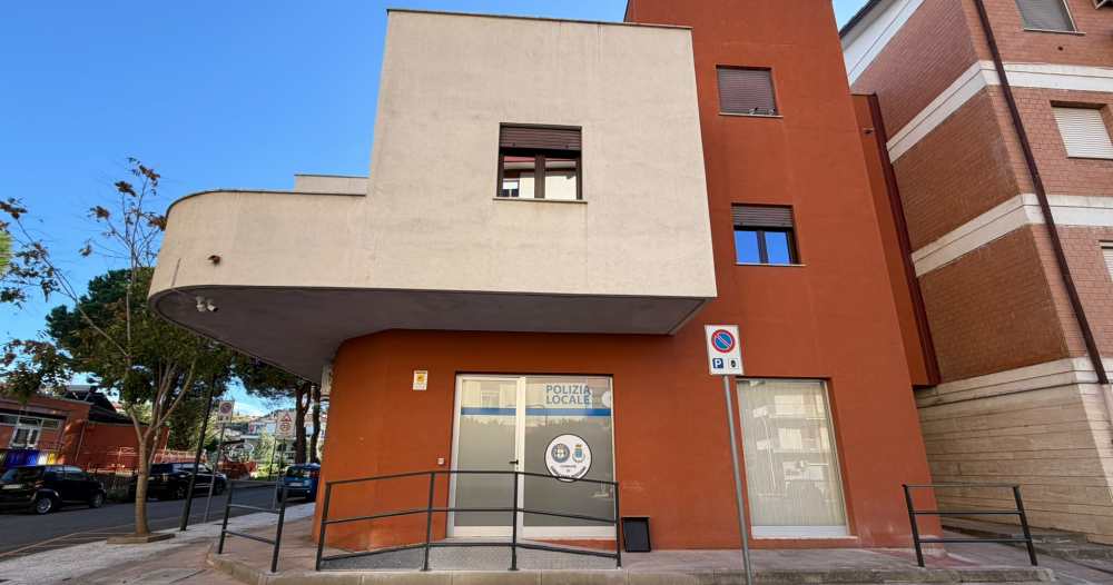 Corigliano-Rossano, inaugurata la nuova sede della Polizia Locale a Rossano Scalo: taglio del nastro con il sindaco Stasi
