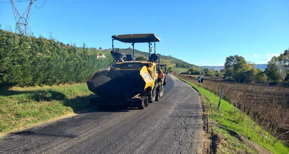 Nuovo asfalto e viabilità sicura tra Cervicati, Mongrassano e Mendicino: avanzano i cantieri della Provincia di Cosenza