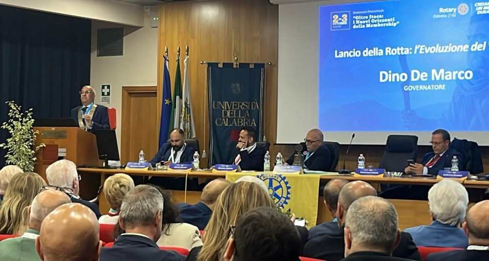 Rende ospita il Rotary: standing ovation per il Governatore Dino De Marco al seminario “Oltre Itaca”