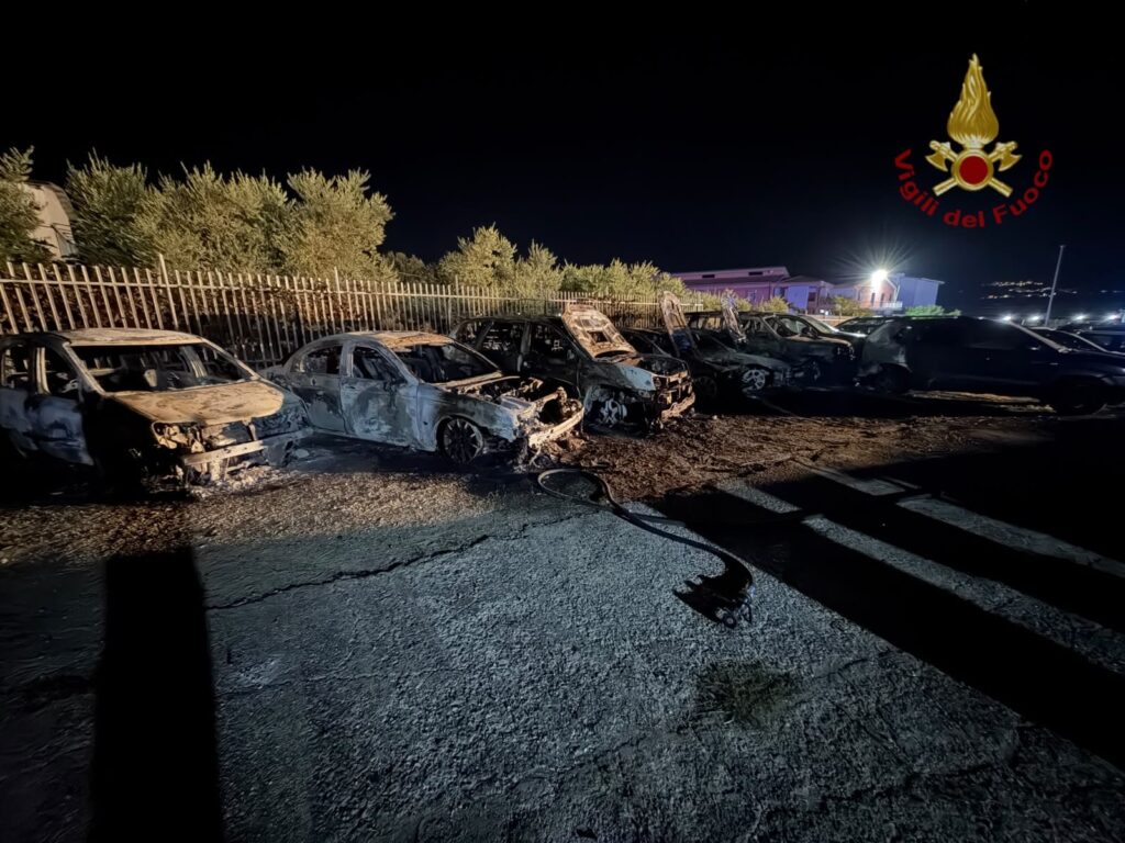 Tarsia, incendio nella notte in una concessionaria: distrutti 10 veicoli