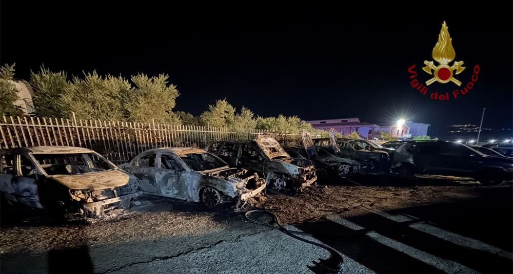 Tarsia, incendio nella notte distrutti 10 veicoli