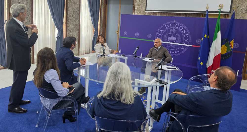 Commercio e decoro urbano, Cosenza lancia “Adotta una Via”: Franz Caruso incontra le categorie per rilanciare le strade cittadine