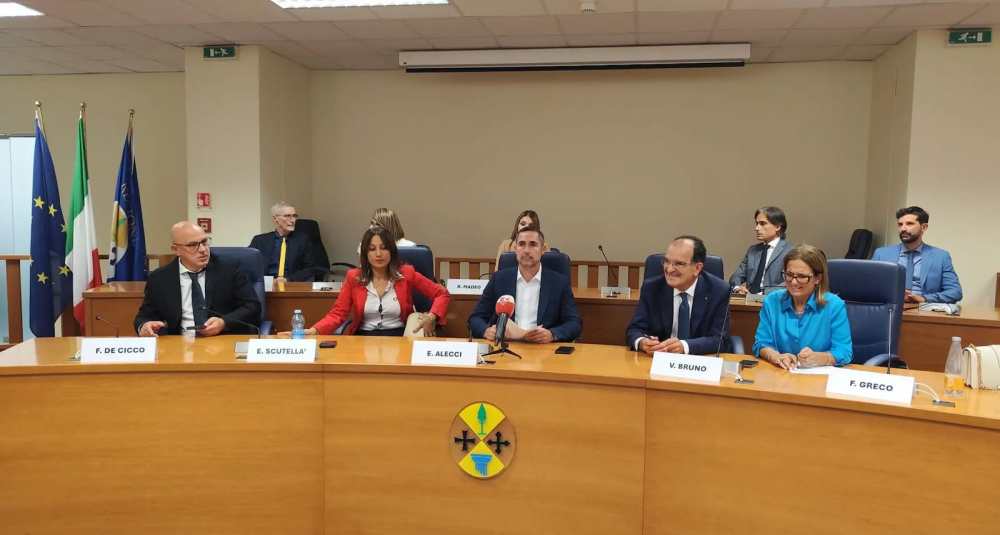 Riforma TPL in Calabria, le opposizioni a Occhiuto: “Basta giochetti sulla fiducia, venga in Consiglio”
