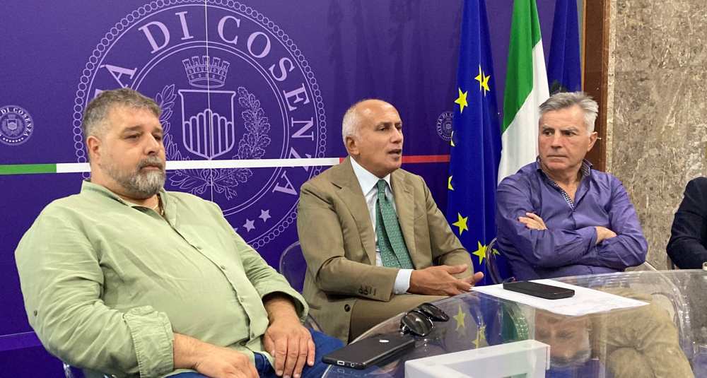 Decoro urbano a Cosenza, Caruso incontra le cooperative: in arrivo aumenti salariali e contratti integrativi